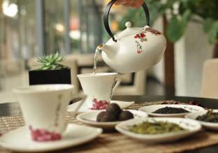 Artkey 齐白石授权图像应用于茶具的资料照片