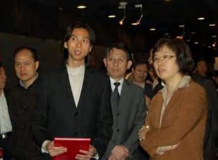 上海 · 时任上海市委副书记殷一璀参访艺活形态馆。